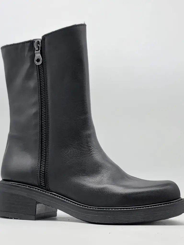 ART.88 BLACK WOMAN LEATHER